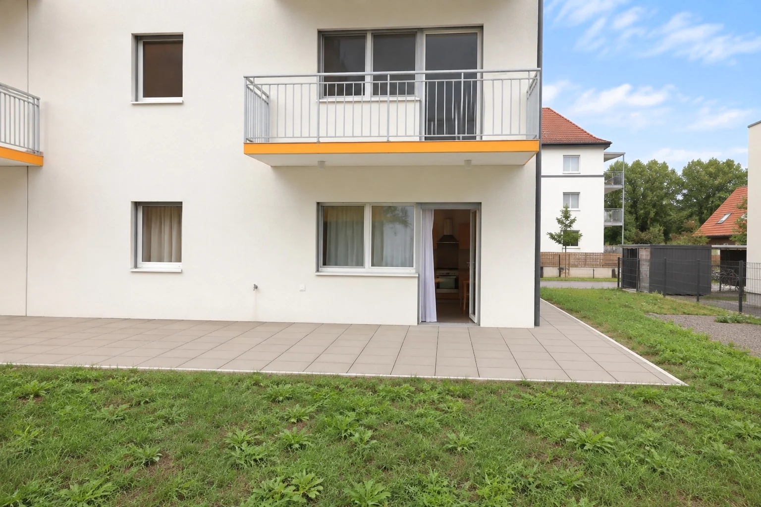 Großzügige Terrasse vor der Wohnung
